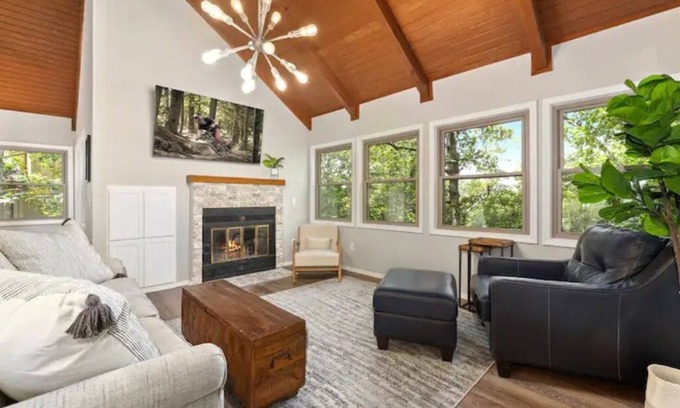 Bella Vista House | Easy access to bike, hike, golf or paddle from this Bella Vista retreat!