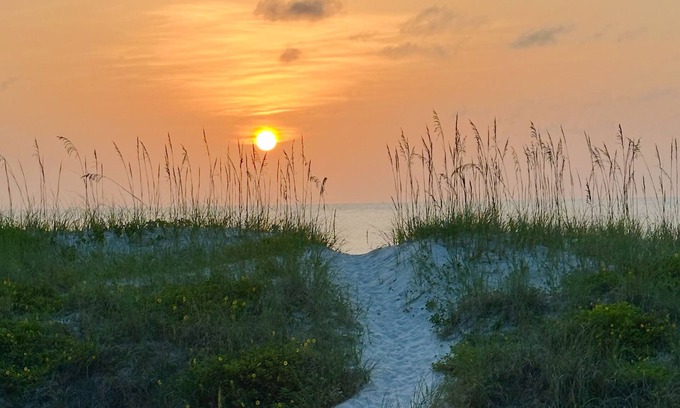 Jacksonville Condo | Easy Breezy Oceanfront ground floor condo in amazing Jax Beach, near Mayo