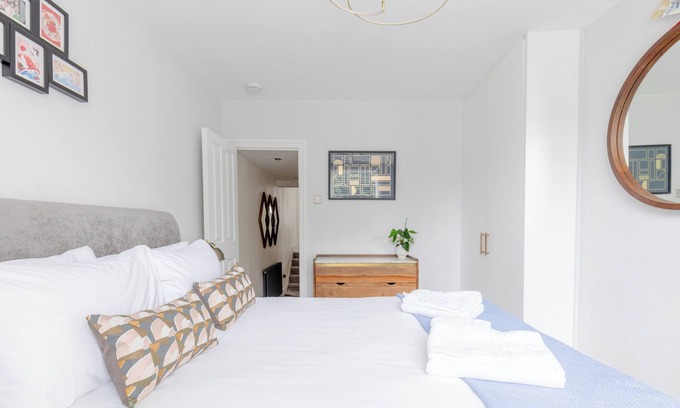 Wandsworth Apartment | Eclectic 3BD Escape with Roof Terrace, Wandsworth
