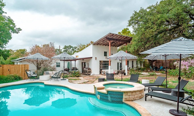 South Congress House | Eclectic 4-bdrm house centrally located to F1 & Downtown w Heated Pool, Hot tub