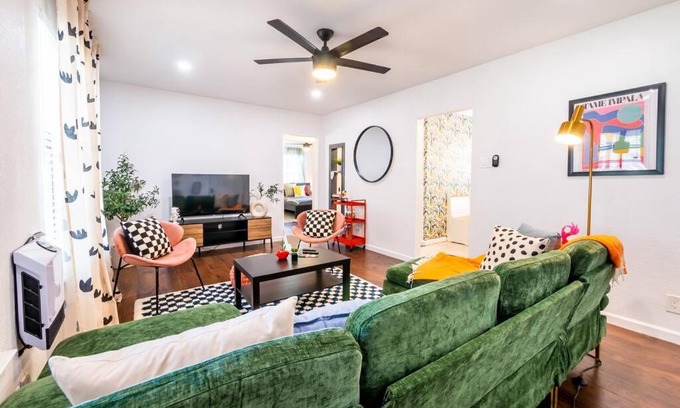 Uptown Apartment | Eclectic Chic 2 Bed-Quiet-Fast WIFI