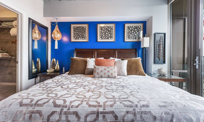 Midtown Apartment | Eclectic High Rise| King Bed| Coffee Shop| Fast Wifi