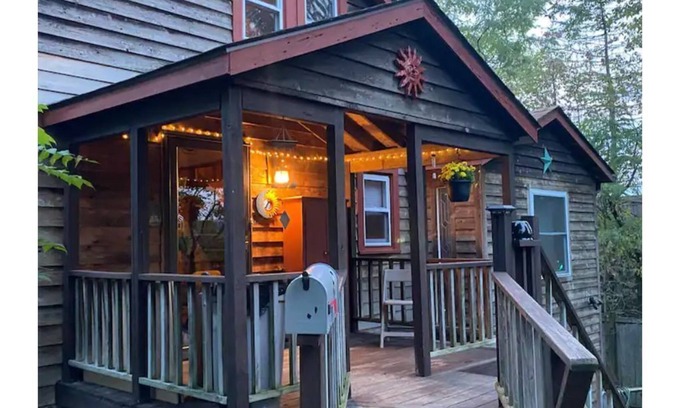 Historic Huguenot Street House | Eclectic one-bedroom house