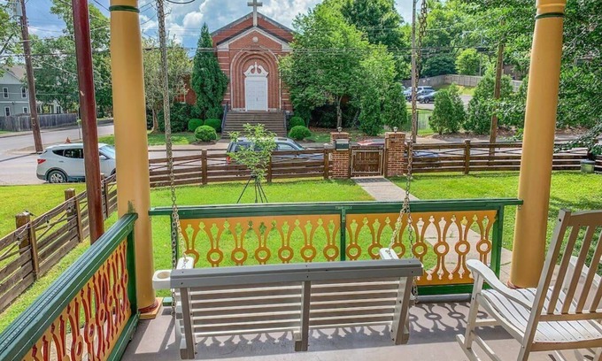East End House | Eclectic Pet Friendly Home in East Nashville