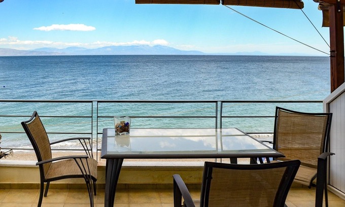 Egira Apartment | Eclectic Residence With Beach At The Doorstep