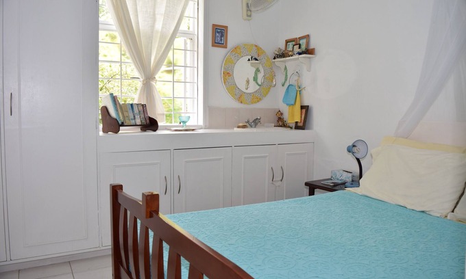 Two Mile Hill House | Eco-friendly room in the Hummingbird apartment