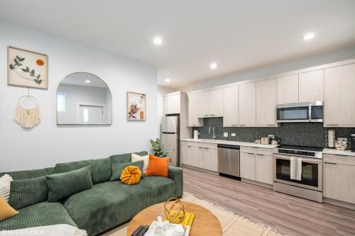 Woodlawn Apartment | Eco Stay by UChicago, Lakefront & Hyde Park!