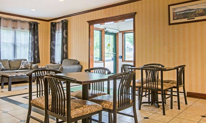 Queensbury Hotel | Econo Lodge Glens Falls/Lake George