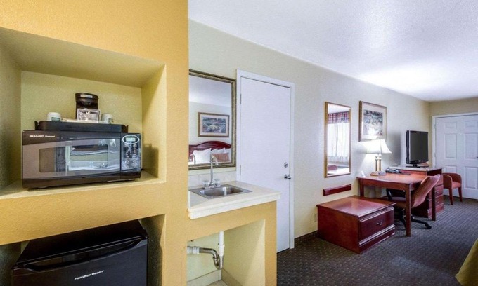 Eagle Pass Hotel | Econo Lodge Inn & Suites