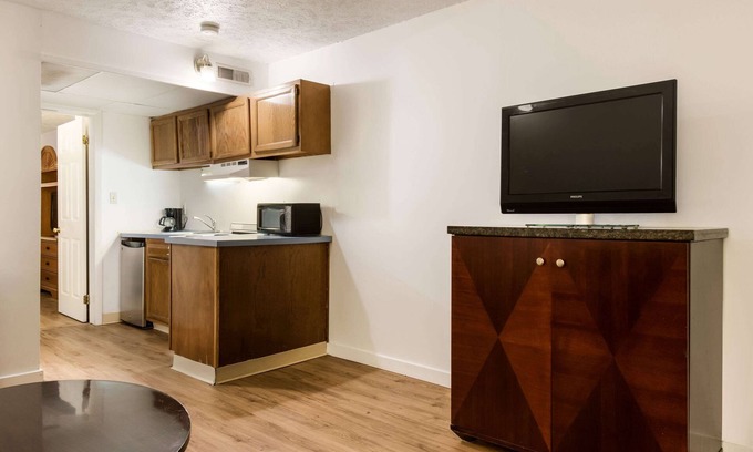 White Haven Hotel | Econo Lodge Inn & Suites Lake Harmony - Pocono Mountains Area