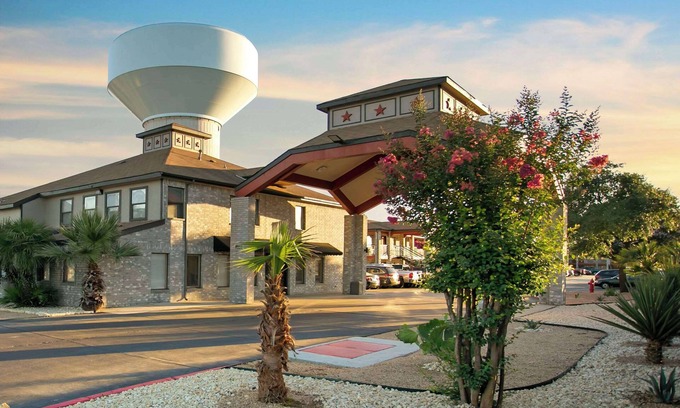 West San Antonio Hotel | Econo Lodge Near Lackland Air Force Base - SeaWorld