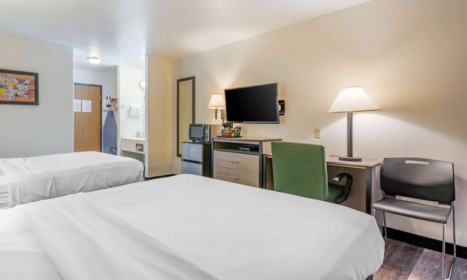 Pueblo Hotel | Econo Lodge Pueblo North
