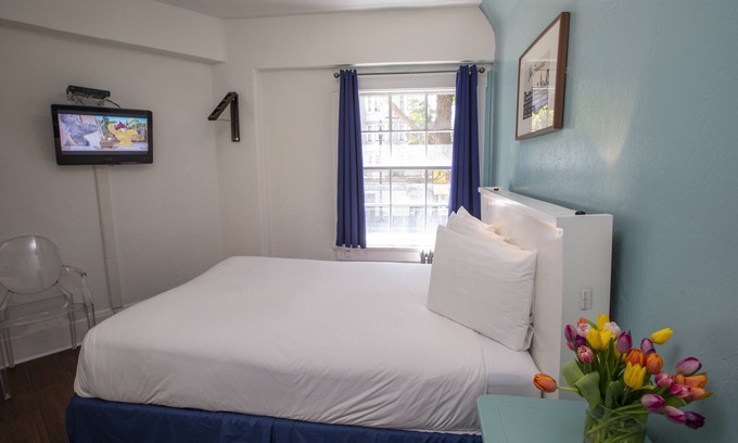 Civic Center Hotel | Economy Queen Room with Ensuite Bathroom