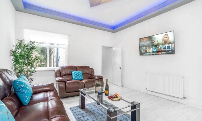 Stirchley Apartment | Edgbaston Luxe Townhouse - Parking - Terrace