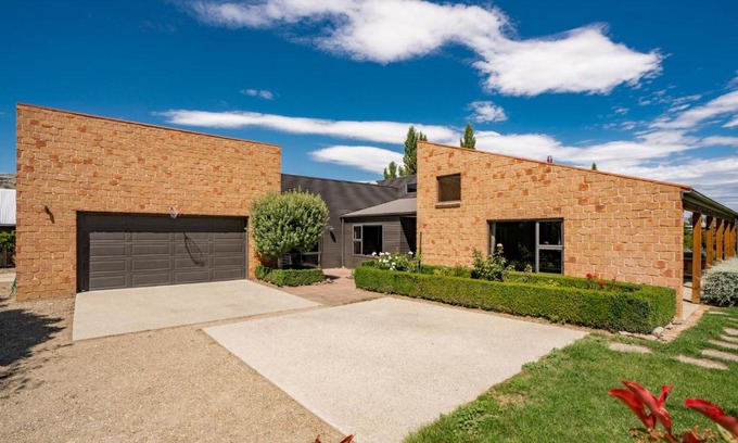 Lowburn House | Edgewater Escape - Cromwell Holiday Home