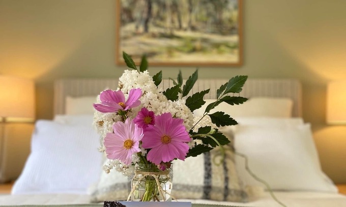 Yeoval Cabin | Edgewater Lodge, idyllic country retreat amidst nature setting with water views.