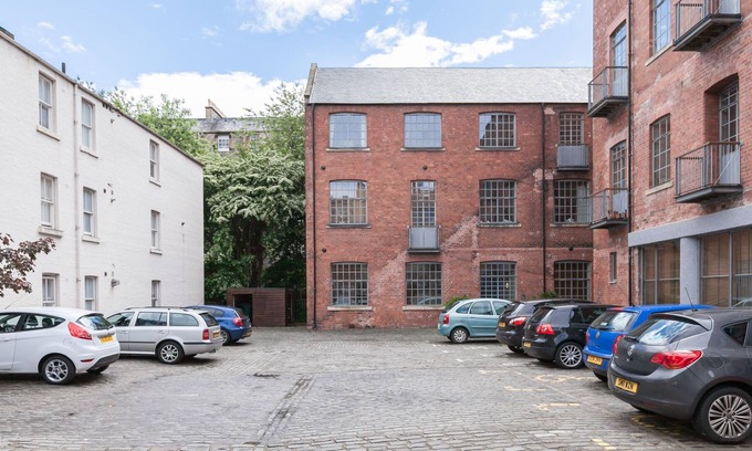 Bonnington Apartment | Edinburgh - very central - 2 double beds sleeps 4, free parking, patio, quiet