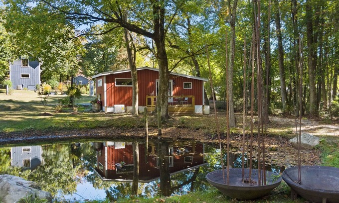Mentone Cottage | Edith's House-cottage on the pond, steps to downtown