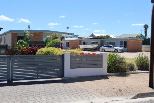 Melville Hotel | Edithburgh Foreshore Apartments