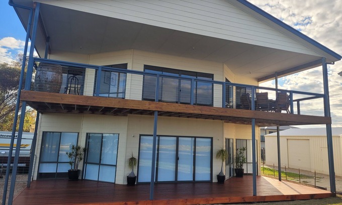 Melville House | Edithburgh Sea Views-2 storey holiday home with pool table! Off peak special!