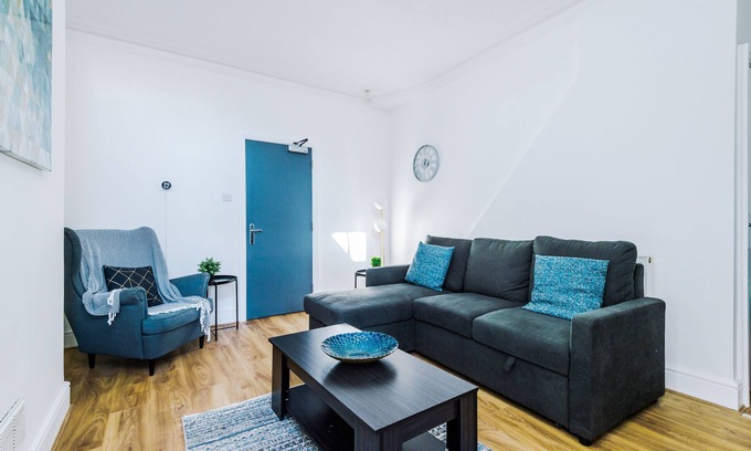 Salford House | Edward House is a 5 bedroom home. Great location + FREE WiFi