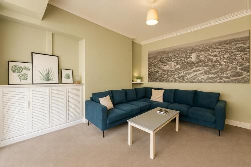 Grangetown Apartment | Edwardian City Centre House For Big Groups, Offroad Parking & Hot Tub!