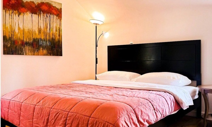 Eggertsville Apartment | Eggert - Upper · 2BR apartment near UB, Niagara, Hospitals, Buffalo