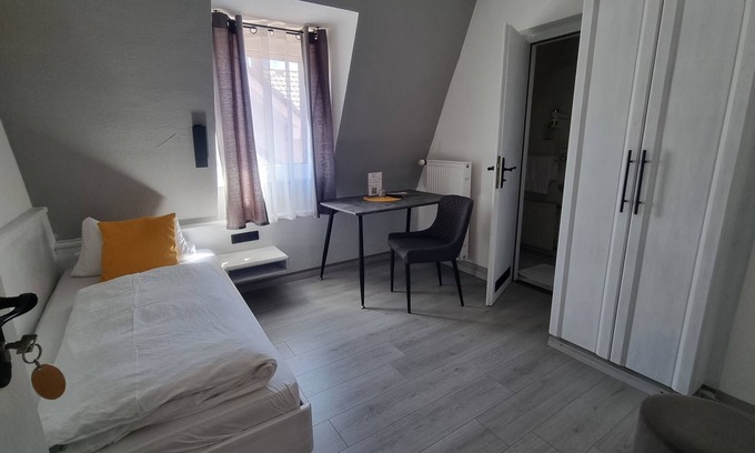 Radolfzell am Bodensee Apartment | Einzelzimmer mit 12qm, Dusche und WC und kostenfreiem WLAN