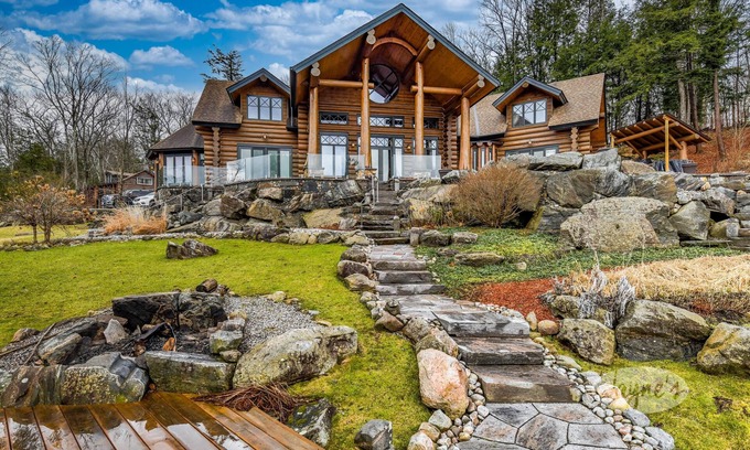 Muskoka Lakes Cottage | Elaborate 5bed 5bath on Lake Muskoka w/Guest Cottage, BoatHouse, Hot Tub!
