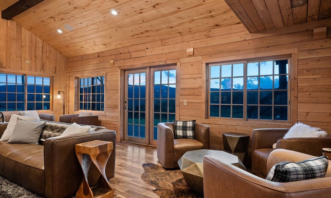 Paonia Cabin | Electric Mountain Lodge: Mountain Views/Restaurant/Bar/Events/Snowmobiles | 9