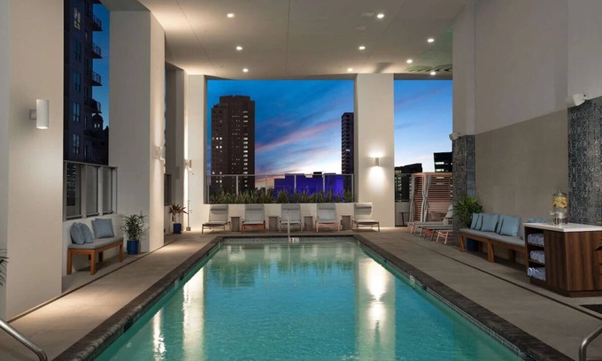 Downtown Miami Hotel | Electric Stay close to Miami Nightlife Attractions - Enjoy Sunset Happy Hours