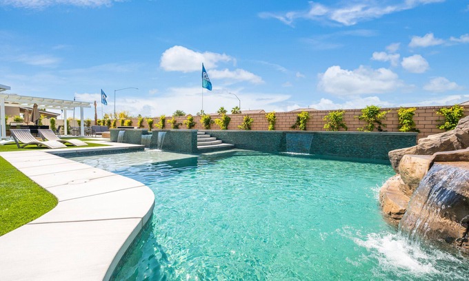 Coachella House | Elegance House- VERY Close to festivals and PGA West, rock slide pool
