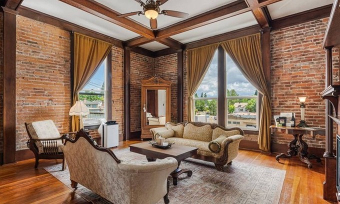 Newberg Condo | Elegant 1BR Loft in Historic Downtown Newberg – The 1888