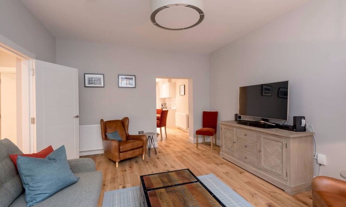 West End Apartment | Elegant 2-bedroom apartment in Edinburgh’s West End for families, corporate stays and digital nomads