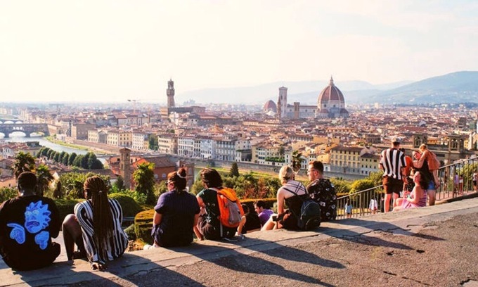 Duomo Apartment | Elegant 2-Bedroom Apartment Overlooking Piazza della Signoria