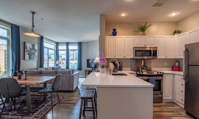Belltown Condo | Elegant 2 Bedroom Home in the Heart of Seattle!