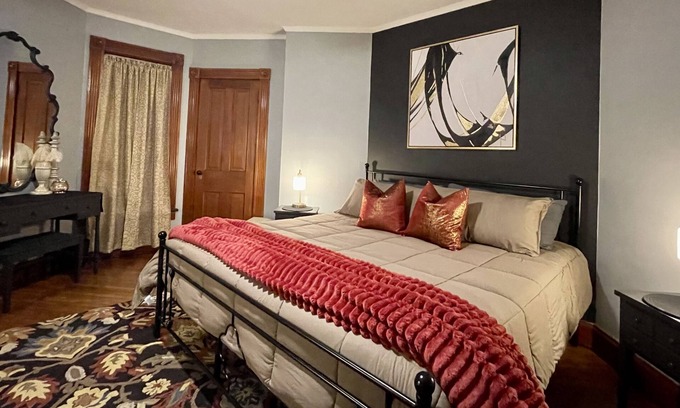 Sandusky Apartment | Elegant 2 Bedroom King Suite Downtown Sandusky/Cedar Point/Lake Erienn