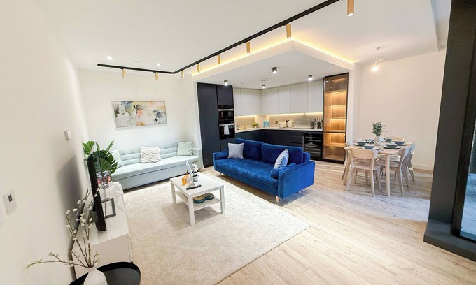 Bunhill Apartment | Elegant 2-BR Flat w/Lift & Private Balcony – Farringdon, Clerkenwell, Barbican