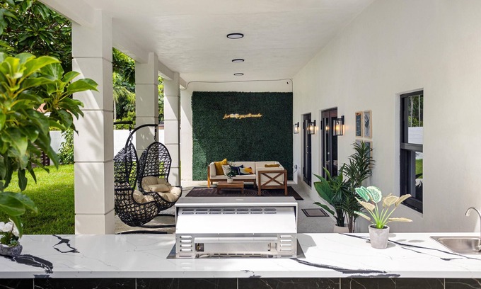 Ludlam House | Elegant 3 bdr 8 beds 2.5 bth Coral Gables 2 King