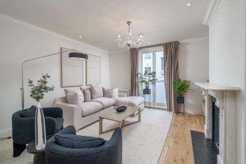 Knightsbridge Apartment | Elegant 3-Bed Knightsbridge House with Terrace