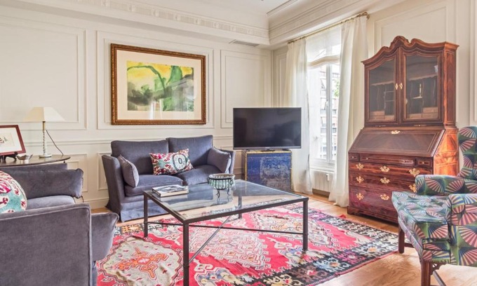 Castellana Apartment | Elegant 3-Bedroom Apartment in Exclusive Barrio Salamanca Stylish & Spacious, Padilla III