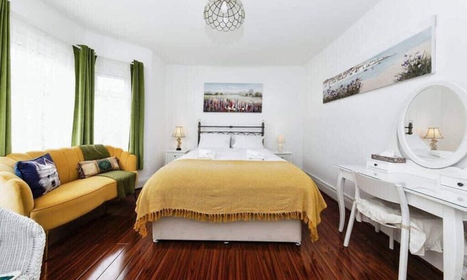 South Norwood House | Elegant 3-Bedroom London Home with Amenities