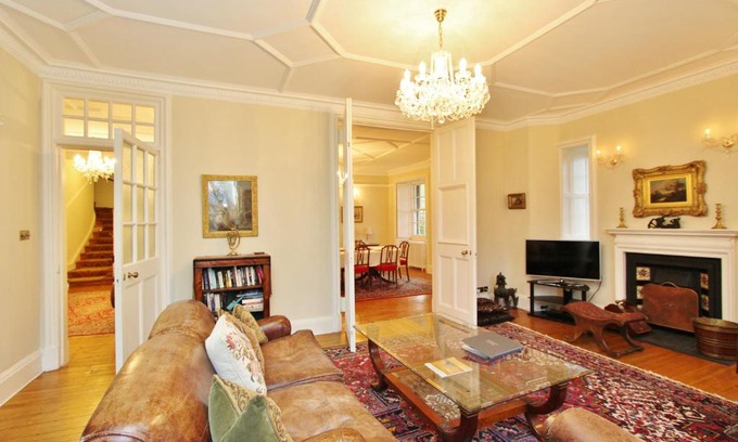 Old Town Apartment | Elegant 3-Bedroom Ramsay Garden Apartment in Edinburgh City Centre