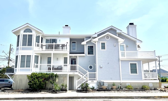 North End House | Elegant 4 Bed, 2 Stry, Granite, Hrdwd Flrs, PET FRIENDLY, Linens, great location