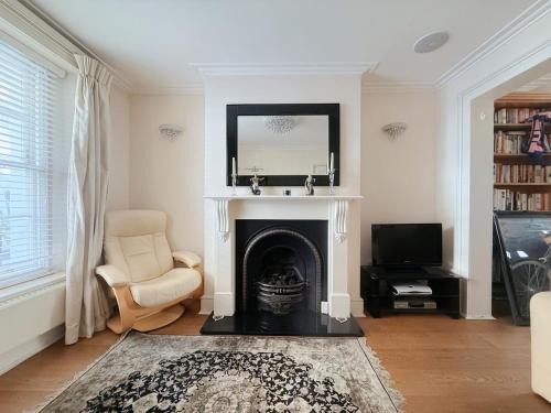 Warwick Villa | Elegant 4-Story Townhouse Near Victoria Station