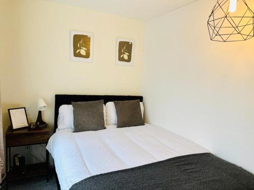 Bramcote House | Elegant 4BR Home - Lace Market, Uni, QMC, City Centre & M1 - Sleeps 8