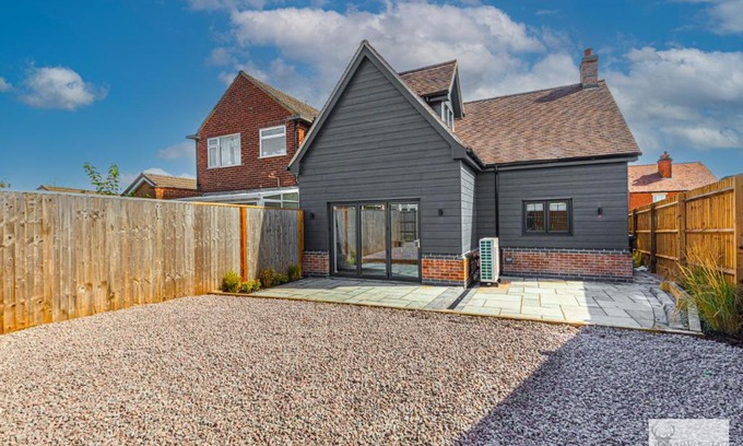 Ashby-de-la-Zouch Apartment | Elegant 5-Bed House with ample parking