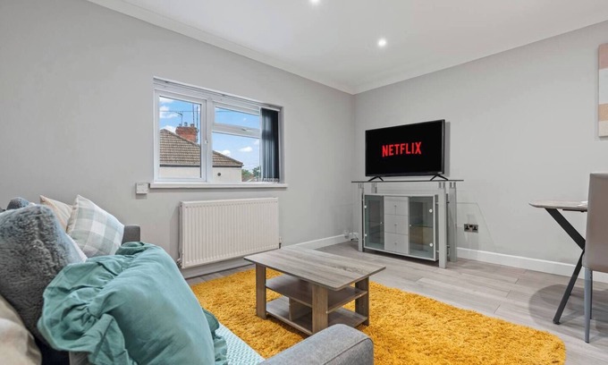 Holbrooks Apartment | Elegant 5-Bedroom Home near CBS Arena