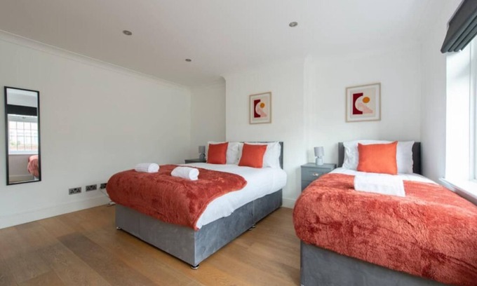 Pettits House | Elegant 5 Bedroom House in Romford