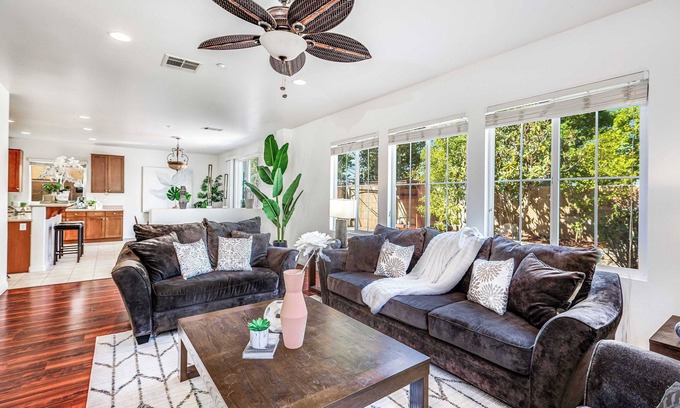 Southridge Village House | Elegant 5BR Retreat｜Breathtaking Fontana Views｜Home Office Included #41210